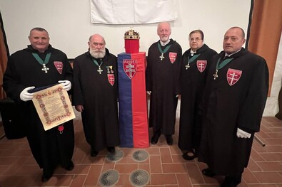 Barabás Mózes, Beke Ernő, László Károly, Szőcs-Szigyártó Emese és Vass Imre a Szent Korona mása előtt. Tóth László felvétele