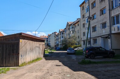 A Csernátoni úton lévő tömbházak mögötti terület rég megérett egy teljes körű felújításra.  A szerző felvétele