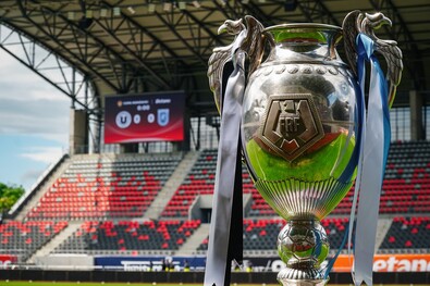 Trófea a nagyszebeni stadionban. Fotó: Facebook / Cupa României Betano