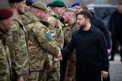 Az ukrán elnök katonák között. Fotó: Facebook / Volodimir Zelenszkij