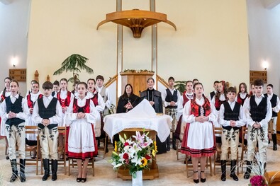 Konfirmáció a sepsiszentgyörgyi unitárius templomban.  Fotó: Facebook / Sepsiszentgyörgyi Unitárius Egyházközség / Toró Attila