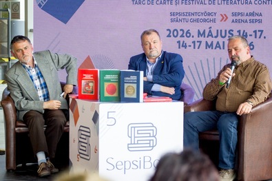 P. Buzogány Árpád, Szekeres Attila István és Mihály János. Fotó: Facebook / SepsiBook