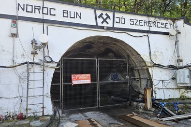 Az egy éve elárasztott sóbánya lezárt bejárata. Fotó: Facebook / Székelyföld Online