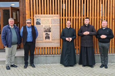 A községháza előtti tábla. A képen: Ilyés Botond, Kovács Attila, Szecsete Zoltán, Kerekes Péter Miklós és Obermájer Ervin István. A szerző felvétele