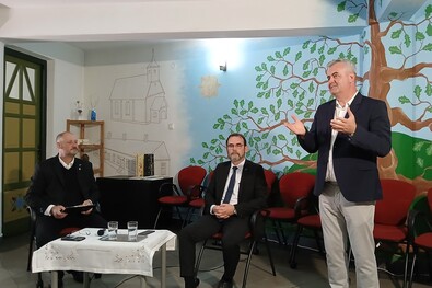 Kolumbán Vilmos József püspök Demeter Zoltán és Tordai Árpád lelkész társaságában. A szerző felvétele