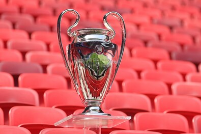 BL-trófea a Puskás Arénában. Fotó: Facebook / UEFA Champions League