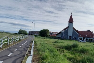 A Gyöngyvirág utcai református templom és a Szilvássy Carola Szeretet­otthon mögött építik meg a bekötőutat. A szerző felvétele