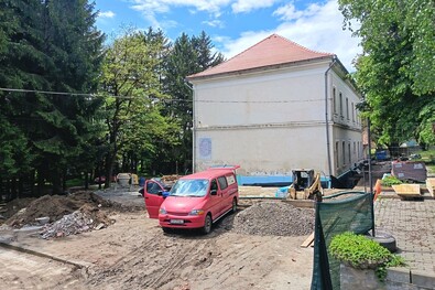 Dolgoznak az ún. gólyafészkes iskolaépületen. A szerző felvétele