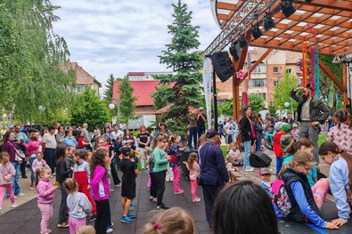 Boldog gyerekek a park színpada előtt Zoli és Gyuri zenemanók előadásán. A szerző felvétele