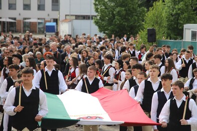 A végzős diákok átadják az iskolazászlót a tizenegyedikeseknek. Albert Levente felvételei