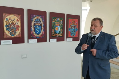 Szekeres Attila István bemutatja Keöpeczi Sebestyén József címereit. Fotó: Mária Királyné Múzeum