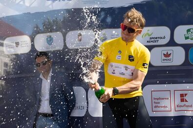 Borcsa Csaba ünnepli sepsiszentgyörgyi sikerét. Fotó: Facebook / SIC Cycling Cup