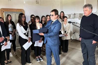 Herman Constantinescu emlékplakettet ad át Apor Csaba Gábornak. Fotó: Apor Péter Szaklíceum