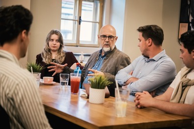 Kelemen Hunor kolozsvári fiatalok körében. Fotó: Facebook / Kelemen Hunor
