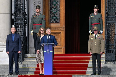 Magyar Péter miniszterelnök beszédet mond a Kossuth téren. Fotó: Agerpres / Zoltan Mathe / EPA