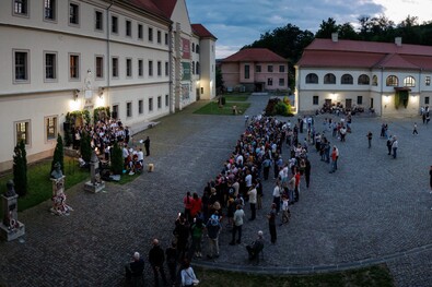 Ballagási koncert a nagyenyedi Bethlen Gábor Kollégiumban, amit a kétezres évek közepén, két szakaszban szolgáltatták vissza a református egyháznak. Fotó: Facebook / Bethlen Gábor Kollégium