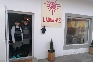 A laurás fiatalok kávéházat is vezetnek Baróton. Fotó: Hecser László