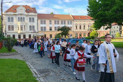 A gyerekek virágszirmot szórtak. Fotó: Bartos Lóránt