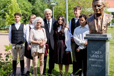 Tőkés László a róla készült szobor mellett, az avatók egy csoportjával. Fotó: Tőkés László sajtóirodája/Magyar Péter fotográfus
