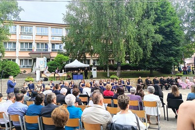 Folyton fogyó ballagók (Kármentő)