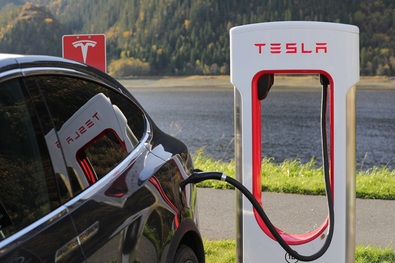 Ismét a Tesla vezet a globális elektromos járműeladásban
