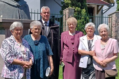 Egykori vén diákok: Bogdán Mária Éva, Fazakas Magdolna, Gecse Gizella, Incze Anna és Fábián Julianna, köztük Tordai Árpád lelkipásztor. A szerző felvétele