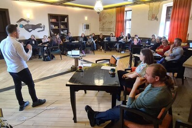 A baróti városháza alkalmazottjai áprilisban a mesterséges intelligenciáról szóló képzésen vettek részt. Fotó: Facebook / Benedek-Huszár János