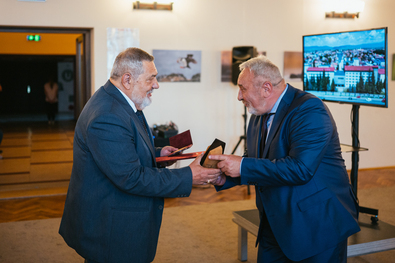 A díjat Bokor Tibor polgármester adta át Gábor Rezsőnek. Fotó: Dénes Botond