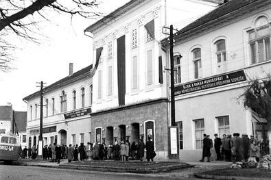 Az Állami Magyar Színház az 1958-as avatóünnepségen. Fotó: Dancs Árpád magángyűjteménye