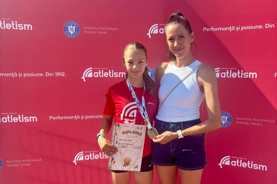 Rácz Anna Léna és edzője. Fotó: Facebook / Sepsiszentgyörgyi Iskolás Sportklub