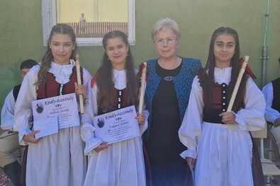 Bakk-Vitális Mária Kinga a három díjazottal, Szőcs Hannával, Tuzson Zsófiával és Vizi Kincsővel. Fotó: Facebook / Trefán Leonárd Általános Iskola – Kézdiszentkereszt