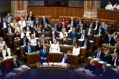 Magyar Péter az Országgyűlés előtt. Fotó: Facebook / Magyarország kormánya