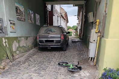 A biciklin áthajtott a gázoló
