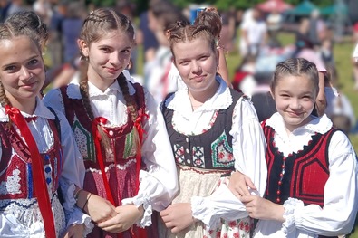 A Dobó néptánccsoport néhány tagja fellépés előtt. A szerző felvétele