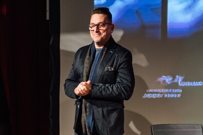 Kovács Ákos idén januárban Kézdivásárhelyen tartott filmbemutatóval egybekötött közönségtalálkozót. Fotó: Vigadó Művelődési Központ / Dávid Janka