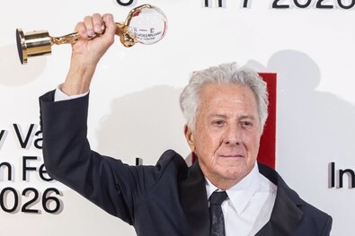 Dustin Hoffman a Kristály Glóbusszal. Fotó: Facebook / Karlovy Vary International Film Festival