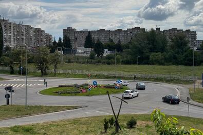 Az új bekötőút a Lidl bevásárlóközpont melletti körforgalomnál kezdődik majd. A szerző felvétele