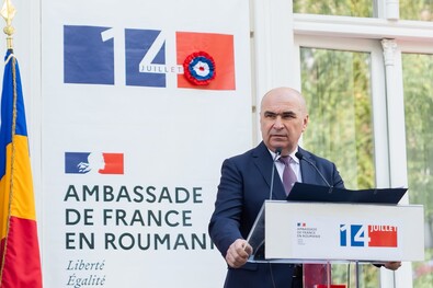 Ilie Bolojan a francia nemzeti ünnep alkalmából tartott bukaresti rendezvényen. Fotó: gov.ro