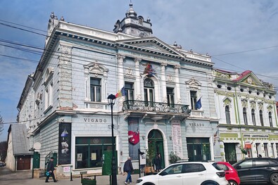 A Vigadó homlokzata igencsak megkopott, a mellette lévő udvarban pedig a vakolat is hull. A szerző felvétele