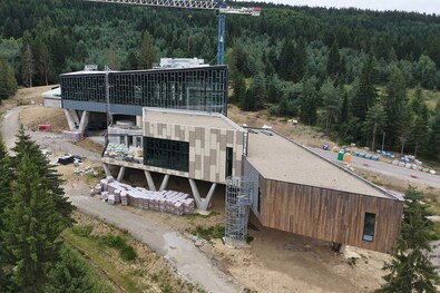 A Piliske-hegy lábánál épülő kovásznai wellnessközpont külső képe egyre inkább végleges formát ölt. A szerző felvételei
