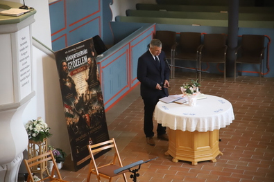 Dénes Előd esperes részletezi a vártemplomi harangok történetét. Albert Levente felvétele