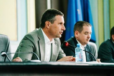 Tánczos Barna szerint az aktatologatás levét a gazdák isszák meg. Fotó: Facebook / Tánczos Barna