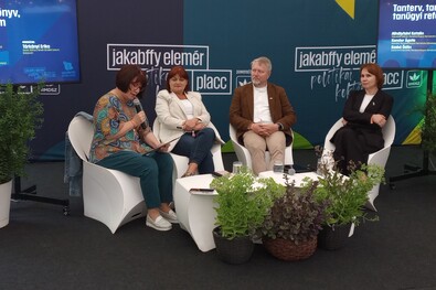 Tárkányi Erika, Kondor Ágota, Szabó Ödön és Mihályfalvi Katalin a Jakabffy Elemér Sátorban. A szerző felvétele