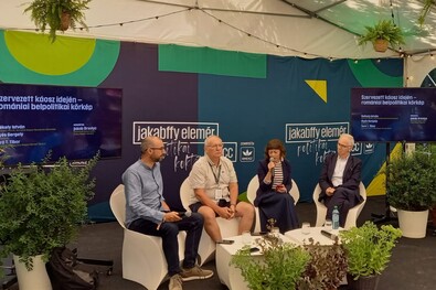Káoszelemzés a Jakabffy Elemér Sátorban: Illyés Gergely, Toró T. Tibor, Jakab Orsolya, Székely István. A szerző felvétele