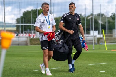 Ovidiu Burcă vezetőedző és David Lazar kapus. Fotó: Facebook / Sepsi OSK