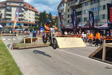 Ugrás a rönkakadály fölött: látványos pillanat a kovásznai hard enduro tavalyi prológjáról. Bodor János archív felvétele