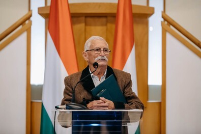Bajuszkirály rigmusokkal és vésővel (Beszélgetés Balázs Antal nyugalmazott tanítóval, aktív fafaragóval)
