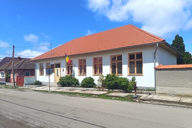 A felújított iskolaépület. A szerző felvétele