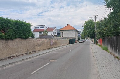 A baloldalt lévő kert mögé tervezik építeni a kifogásolt tömbházat. A szerző felvételei