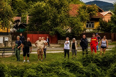 A szerda délelőtti medveriasztást követő percekben helybeliek és az intézkedésre érkezett szakemberek figyelik a sűrű növényzetet a szívkórház környékén, ahol a medvét sejteni vélték. A szerző felvételei